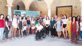 SATISFACCIÓN. Participantes del curso y responsables municipales y de la UNED, en el patio del Palacio Abacial, tras el acto de clausura.