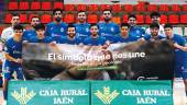 Los jugadores del Avanza Jaén Paraíso Interior posan con un cartel de apoyo a la lucha contra el cáncer. / Juan Pedro Sánchez.