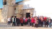 PARADA. Participantes en el recorrido de senderismo, junto a la ermita de San Marcos, donde existe un mirador del casco urbano.