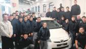 FORMACIÓN. Docentes y alumnos, junto al nuevo vehículo híbrido adquirido por la SAFA de Alcalá la Real para las prácticas.
