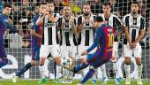 jugada. Leo Messi lanza una falta en un partido anterior ante la Juventus de Turín.