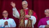 Robert Prévost, nuevo Papa de la Iglesia Católica en el balcón central de la Basílica de San Pedro. / Vatican News. 