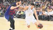 JUGADA. El madridista Campazzo avanza con el balón ante la presión de barcelonista Mirotic.