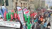 PROTESTA. Manifestación frente a la Delegación del Gobierno de la Junta de Andalucía, con gran seguimiento de la educación pública jiennense.