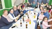 FESTEJO. Miembros de la Peña Caballista “Ángel Peralta” de Torredonjimeno celebran con amigos y familiares en Bar Casino del municipio.