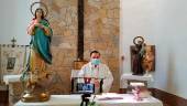 CELEBRACIÓN. El párroco José Antonio Mármol Gómez oficia la misa retransmitida en directo por internet.