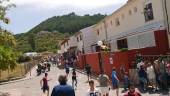 CARRERA. Jóvenes corren delante de las reses durante los encierros.