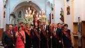 CELEBRACIÓN. La junta directiva de la Cofradía San Pedro Ad-Víncula posa delante de las andas del patrón minutos antes de su salida en procesión por las calles de Escañuela. 