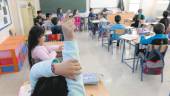 ATENCIÓN. Una alumna levanta la mano durante la explicación de un profesor en un centro educativo de la capital jiennense, en una imagen de archivo. 