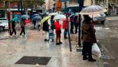 Un grupo de personas en el Paseo de la Estación bajo la lluvia, en Jaén. /Jason Moyano / Diario JAÉN.