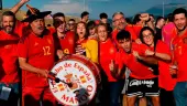 Manolo, con aficionados jiennenses, anima a La Rojita en 2023. Archivo. / Juande Ortiz / Diario JAÉN.