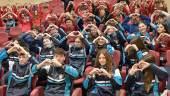 El alumnado del colegio VeraCruz dibuja corazones con sus manos. / Agustín Muñoz / Diario JAÉN.