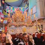 La Virgen de Zocueca aupada por decenas de horquilleros durante la procesión. / Pablo Espinosa / Diario JAÉN.