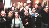 Un grupo de mengibareños compradores del número 34736 festeja la consecución del tercer premio en un bar del municipio. / Archivo Histórico de Diario JAÉN.