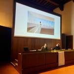 Pablo Millán, a la izquierda, interviene en el congreso bajo una imagen del edificio de acceso a la cisterna romana de La Calderona. / P.M.M.
