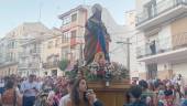 Un gozoso cortejo integrado por cientos de personas acompañó a la Abuela por las calles del casco urbano poceño, que estaban engalanadas para una ocasión tan especial. / Juanfran Paredes / Diario JAÉN.
