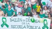 Vista de la cabecera de la manifestación, con la pancarta en defensa de la escuela pública.