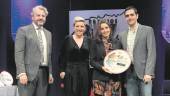 PREMIO. Sandra Viyarte y Silvia Biosca recogen el premio para el Ayuntamiento de Pineda de Mar de manos del director de Diario JAÉN, Juan Espejo, y el alcalde de Alcalá, Marino Aguilera. 