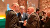 Juan Eslava Galán, Emilio Lara y Arturo Pérez-Reverte, en la Real Fábrica de Tapices. / Diario JAÉN.