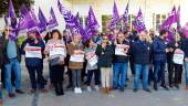 PROTESTA. Concentración de UGT y CC OO en la puerta de la Subdelegación del Gobierno.