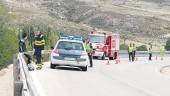 CARRETERA. Un motorista y agentes de la Policía y la Guardia Civil, junto a los Servicios Sanitarios, en el lugar de los hechos.