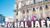 La cabeza de la manifestación sostiene una gran pancarta con el lema “SOS Real Jaén” en 2021. 