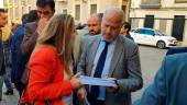 EN JAÉN. Ana Morillo entrega el manifiesto con firmas a Javier Imbroda.