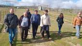 VISITA. Paseo por la zona verde de Villatores con el diputado de Agricultura, Pedro Bruno, y el alcalde del municipio.