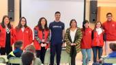 EDUCACIÓN. La concejal Ana Matilde Expósito, junto a voluntarios de Cruz Roja, durante el acto.