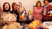AYUDA. Las familias reciben los juguetes recibidos por donaciones.