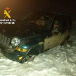 Vehículo atrapado en la nieve. / Guardia Civil.
