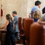 Juanma Moreno, en el momento que abandona el salón de Plenos del Parlamento. / María José López / Europa Press.