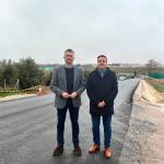 José Luis Agea y Luis Miguel López visitan las obras del firme de la carretera de acceso a Sabiote. / Diputación de Jaén.