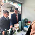Paco Reyes, junto a Abelardo de la Rosa, en la Fiesta del Primer Aceite de Jaén en Fuenlabrada. / Diputación de Jaén.