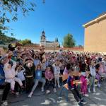 Los estudiantes del colegio Santa Lucía, de Frailes, dibujan un corazón al cielo y lanzan “te quieros” a sus seres queridos. / Ana Isabel Bravo / Diario JAÉN.