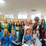 Las participantes en la iniciativa posan con enfermeras y médicas del Hospital. / Junta de Andalucía.