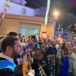 Cantan los tunos frente al trono de la Virgen de Cuadros. / Laura Díaz Barrio / Diario JAÉN.