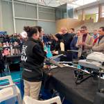 El alcalde de Villacarrillo, Francisco Miralles, junto al delegado territorial de Desarrollo Educativo, Francisco José Solano, en un stand de la Feria. / Junta de Andalucía.