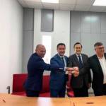 El consejero José Carlos Gómez Villamandos, en su visita a la Carolina, junto a su alcalde Cristóbal Pérez. / Junta de Andalucía.