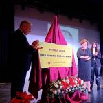 El alcalde de Villatorres, Diego Calles, y la familia de Juan Antonio Expósito Aznar descubren la placa que designa el nuevo nombre del Salón de Actos. / Adrián Claudio Bonache / Diario JAÉN.