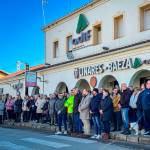 Concentración de Adif, frente a la estación de ferrocarril de Linares-Baeza, junto a los vecinos, en homenaje a las personas fallecidas en Adamuz. / Ana Pilar Fábrega.
