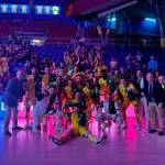 La plantilla, el cuadro técnico y los directivos celebran el triunfo con los aficionados.