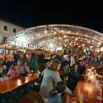 Cientos de andujareños y visitantes degustan las mejores carnes durante la inauguración de la Feria de Carne de Monte. / Adrián Claudio Bonache.