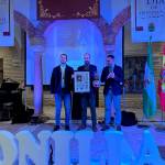 Antonio Pérez y Luis Miguel Carmona entregan el premio a título póstumo al nieto de Luis Zafra, Rafael.