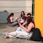 Estudiantes jiennenses repasando antes de comenzar los exámenes de la PAU 2025 en el Campus de las Lagunillas, en Jaén. / Pablo Espinosa Luna / Diario JAÉN. 