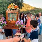 Nuestra Señora de la Cabeza procesiona por Hoyo Piedra acompañada de sus incondicionales fieles. / Pablo Porcuna / Diario JAÉN. 