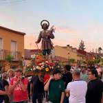 Los devotos arropan a San Isidro Labrador durante la procesión. /Pablo Espinosa. /Diario JAÉN.