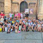 Foto de familia de la pasada edición del campamento, con Antonio Funes y Santi Rodríguez entre los 45 niños frente a la Catedral de Jaén.
