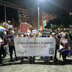 La plataforma Andalucía por la Paz se concentra, frente a la estación de tren de la capital, en repulsa por la intervención de Estados Unidos en Venezuela. / Pablo Espinosa / Diario JAÉN.