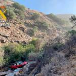 El coche siniestrado en el fondo del barranco. / Guardia Civil.